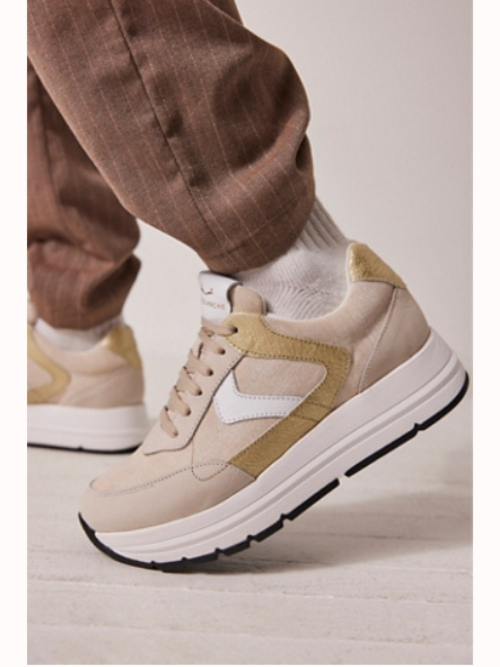 Voile Blanche Womens Neutral Metallic Accent Platform Sneaker - White/Gold